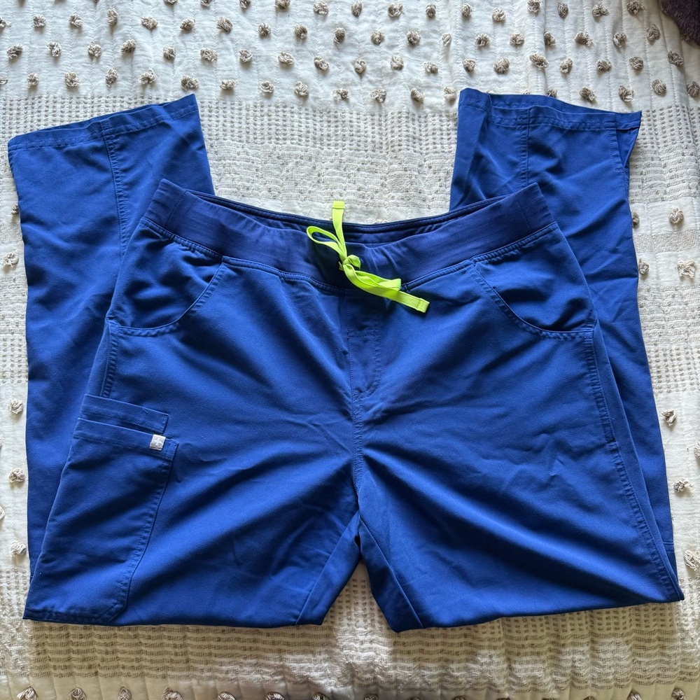 Figs Kade Cargo Scrub Pants in Electric Blue size L